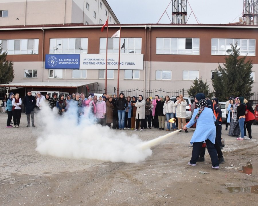 Öğrenci yurtlarında afet tatbikatı yapıldı