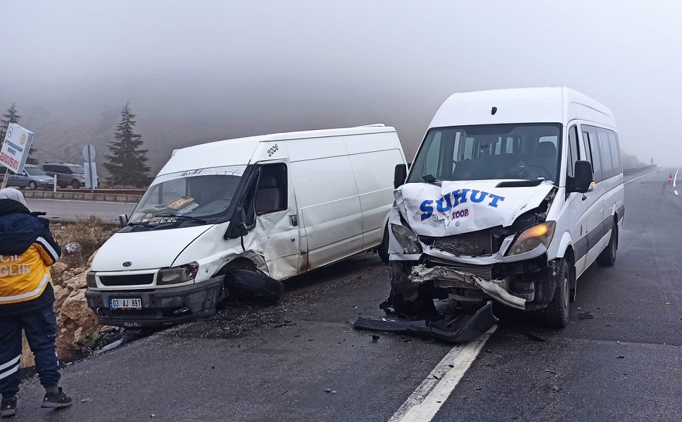 Afyon'da yolcu minibüsü kamyonetle çarpıştı
