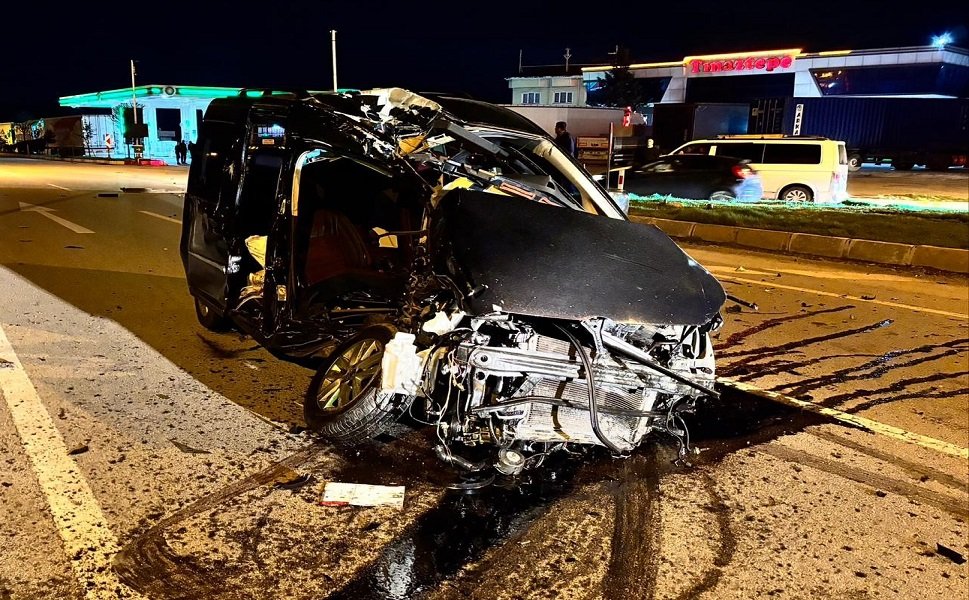 Hafif ticari araçla tır çarpıştı, 1 kişi öldü