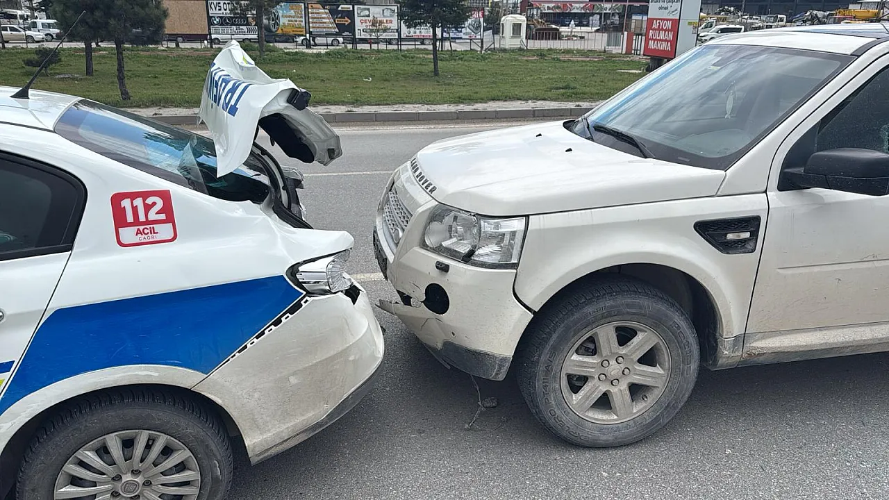 Dur ihtarına uymayan araç, polis otosuna çarptı, 3 yaralı