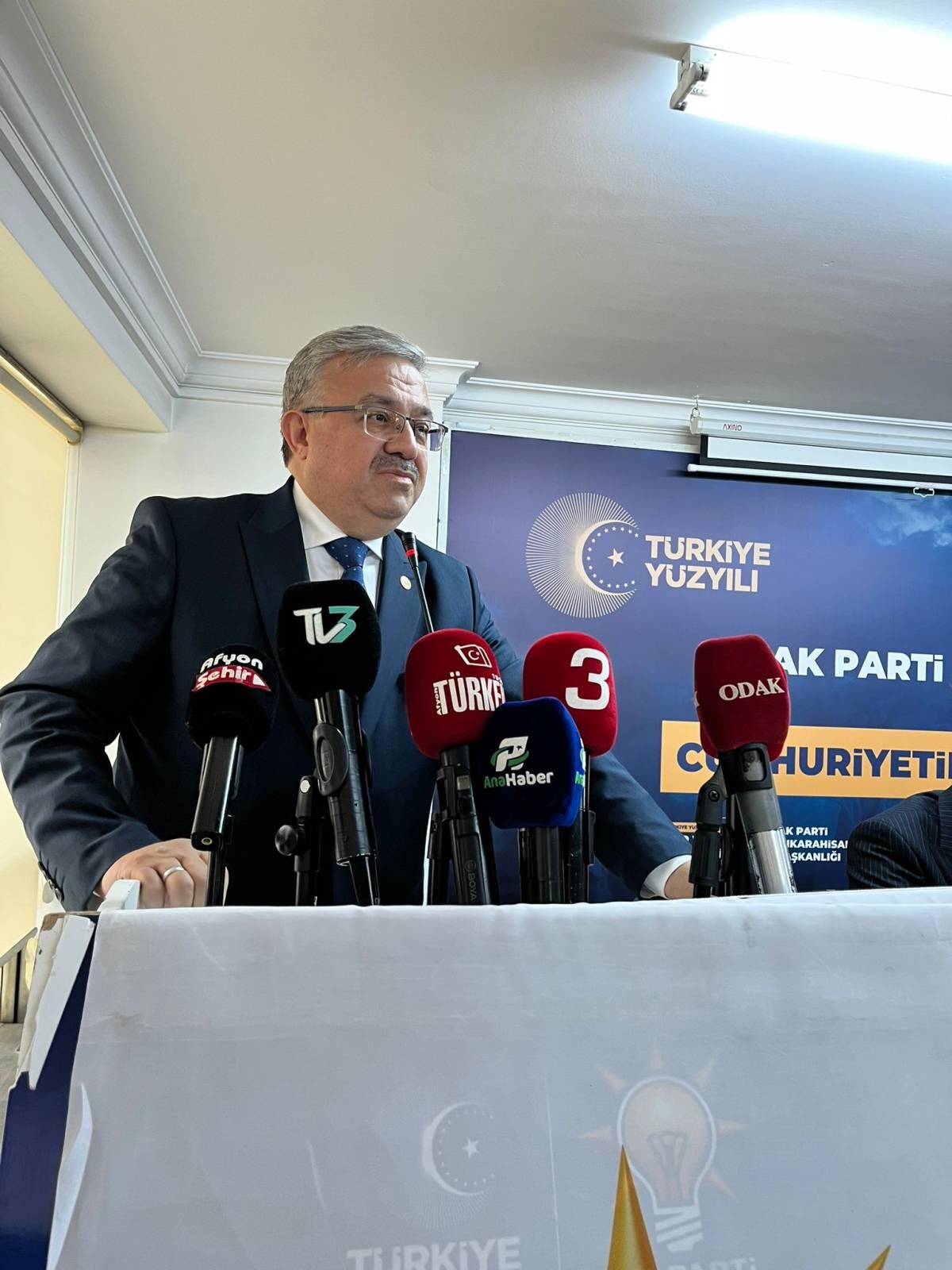 Burcu Köksal Ak Parti Binasını Ziyaret Etti! 1