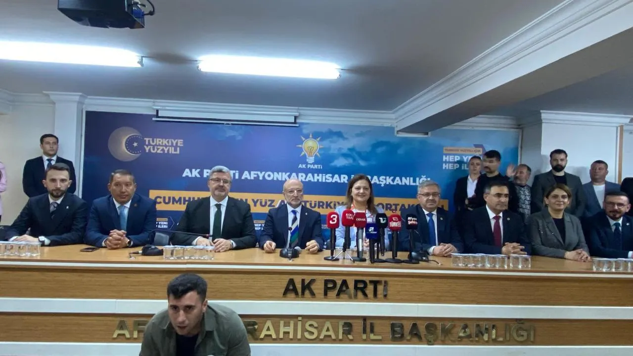 Burcu Köksal Ak Parti Binasını Ziyaret Etti! 5