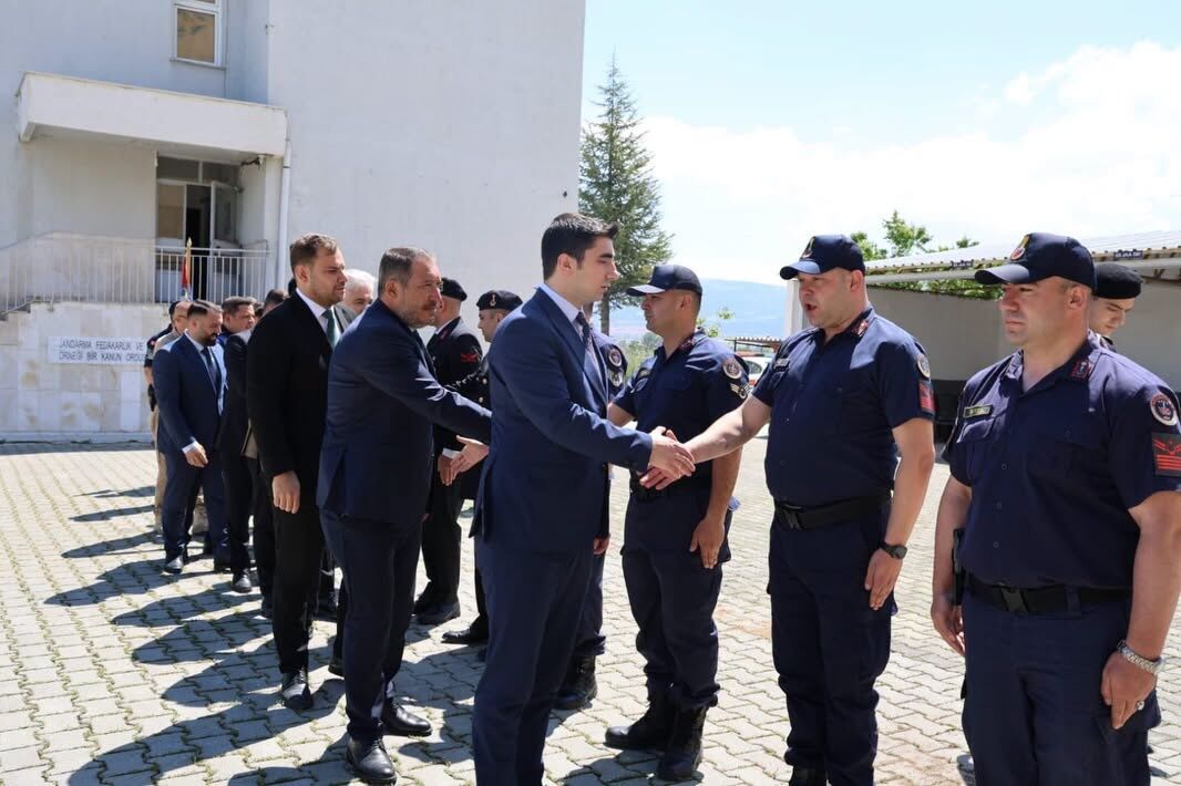 Dinar’da Bayram Arifesinde Şehitlik Ve Görev Başındaki Personellere Ziyaret (2)