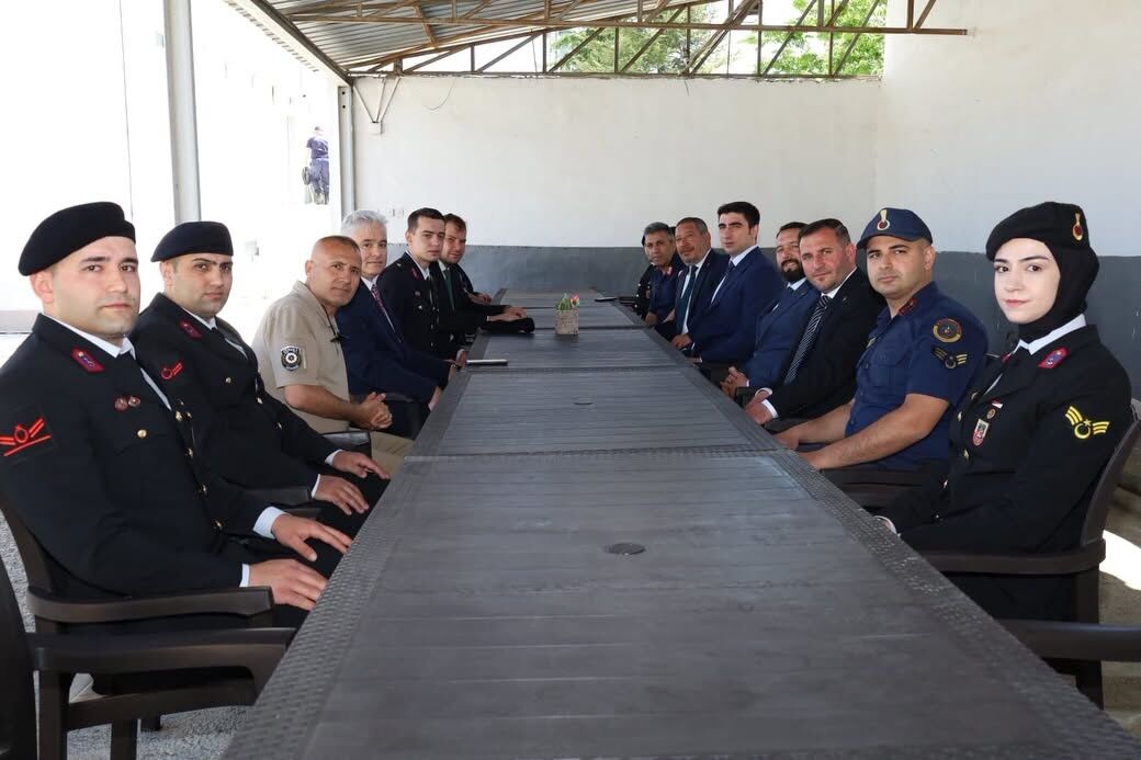 Dinar’da Bayram Arifesinde Şehitlik Ve Görev Başındaki Personellere Ziyaret (3)