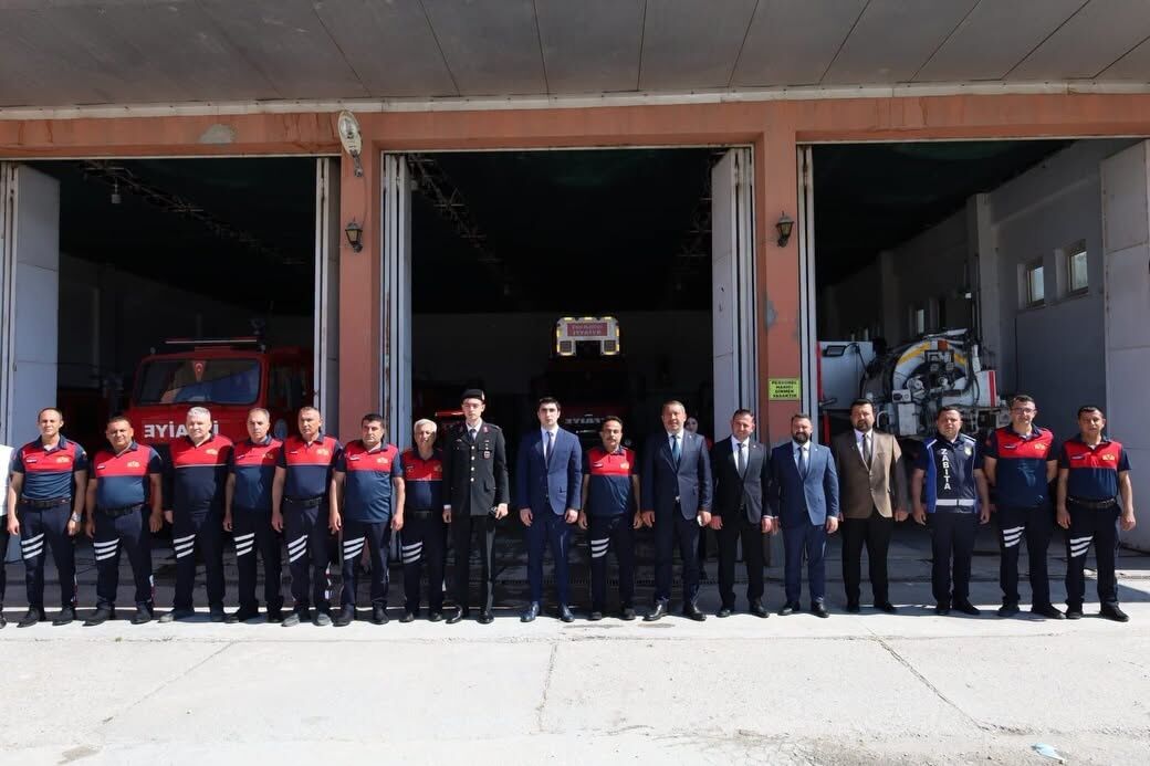 Dinar’da Bayram Arifesinde Şehitlik Ve Görev Başındaki Personellere Ziyaret (5)
