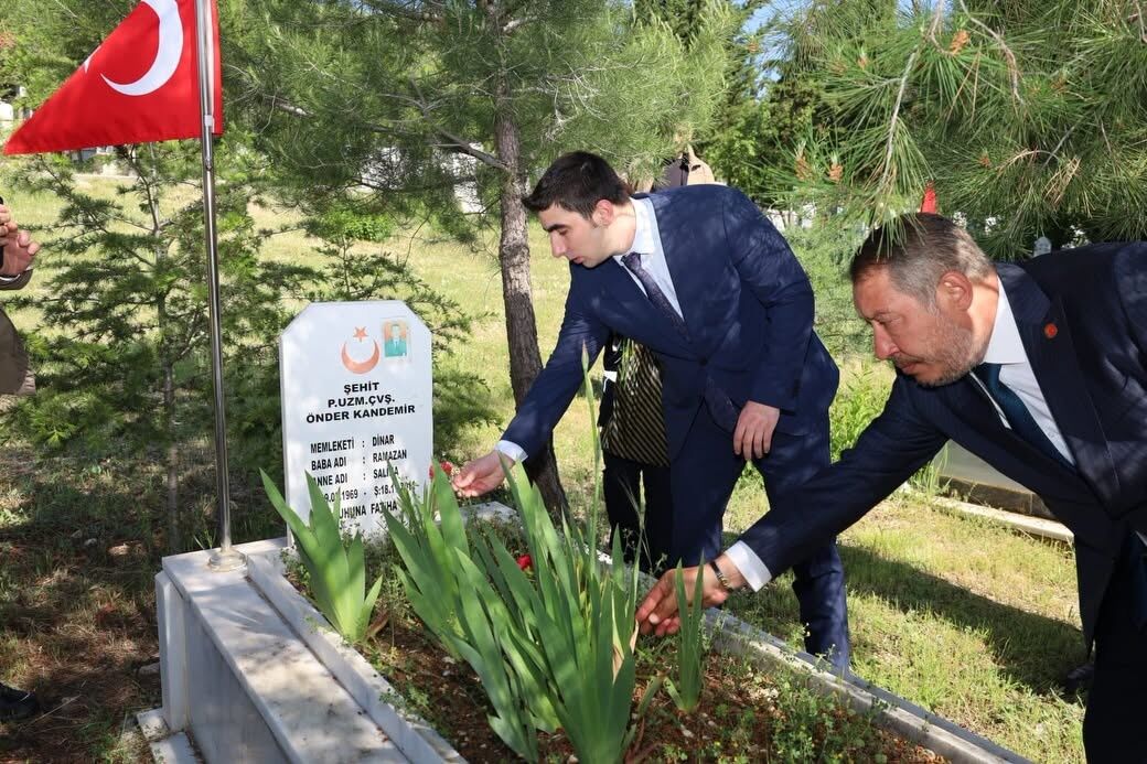 Dinar’da Bayram Arifesinde Şehitlik Ve Görev Başındaki Personellere Ziyaret (7)