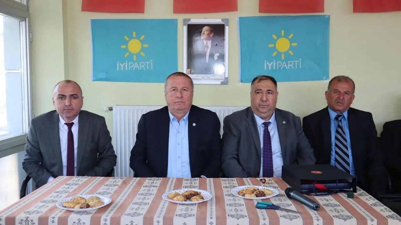 İyi̇ Parti Tatarlı’da Kurdeleyi Kesti (1)-1