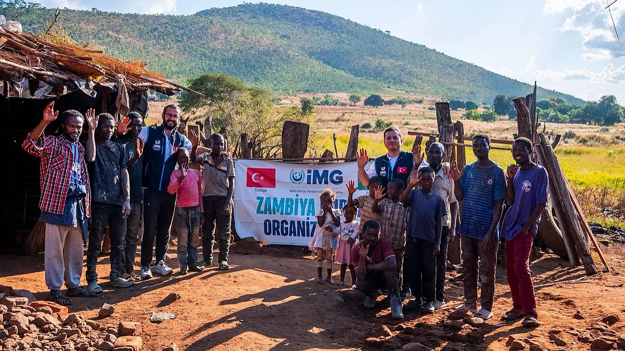Saadet İl Başkani Zambi̇ya'da Kurban Eti̇ Dağitti 3