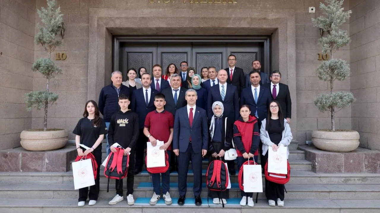 Vali̇ Naci̇-1