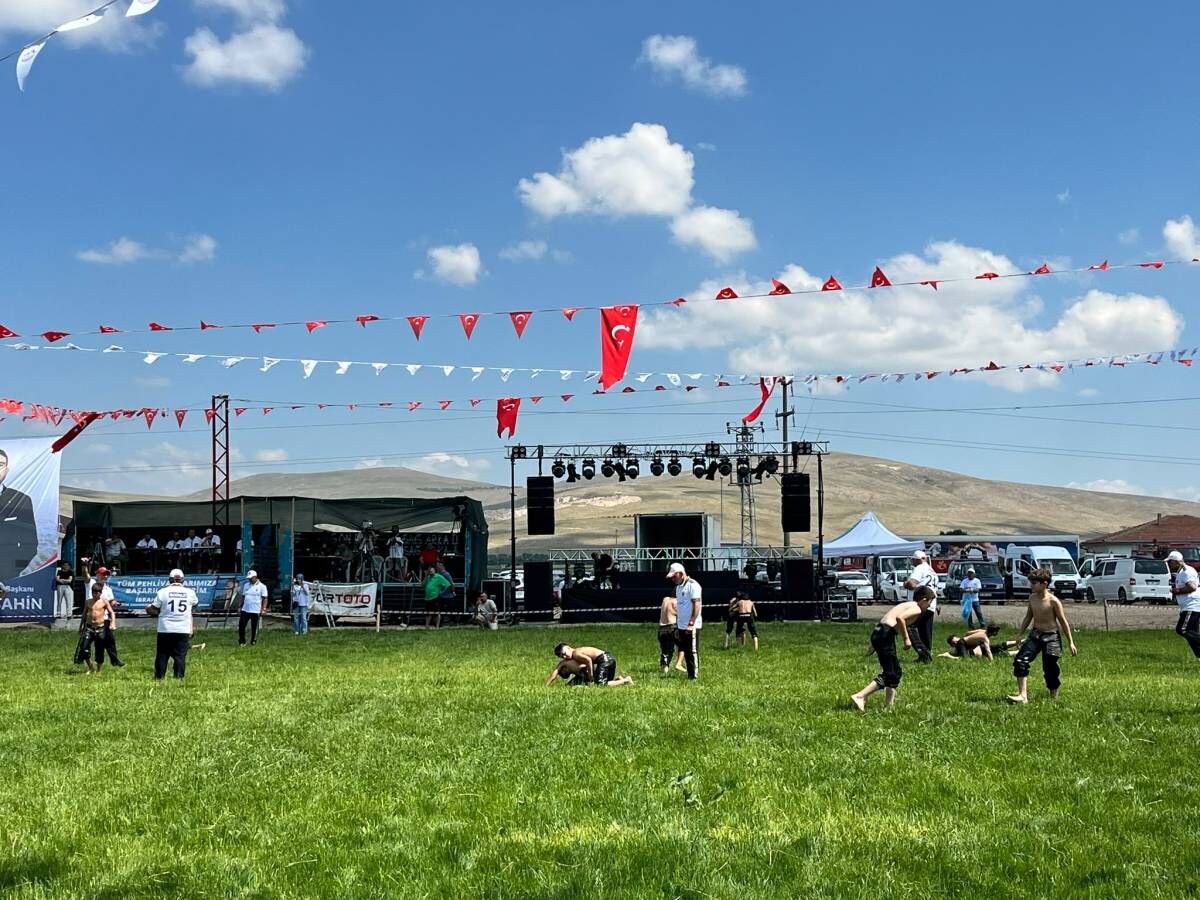 43. Tarihi Karaadilli Yağlı Güreşleri Başladı (5)