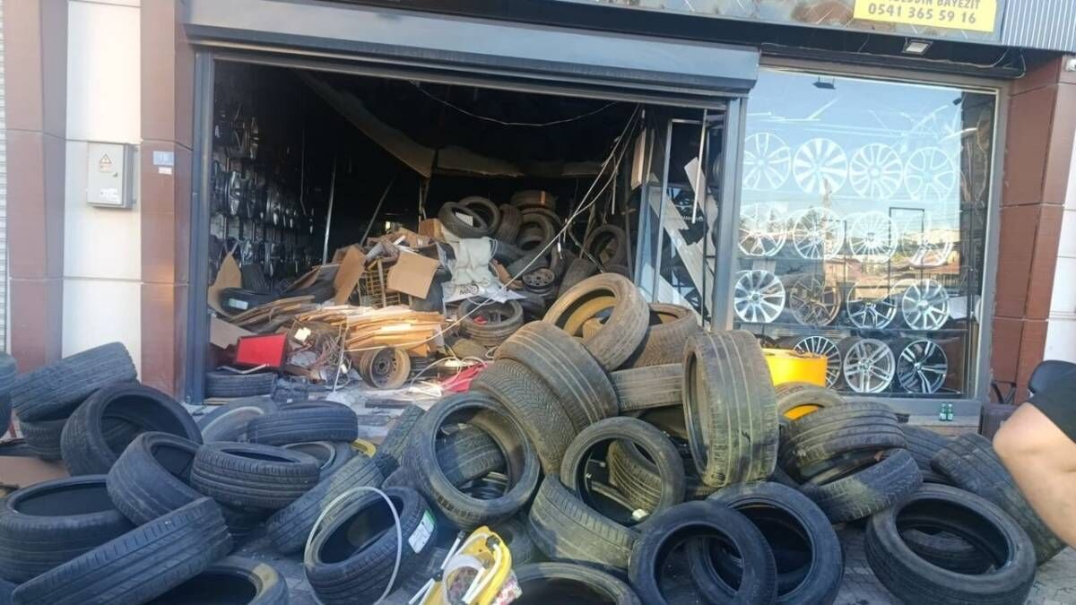 Afyonkarahisarda Sanayi Sitesinde Asma Kat Coktu 3 Kisi Olumden Dondu 6A42Acf58Cdfa