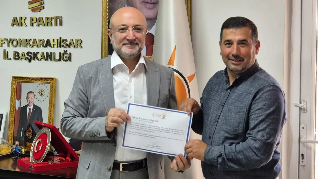 Baskan Sahinden Kiziloren Teskilatina Tesekkur Belgesi Takdimi 6A3E4F861C6F8