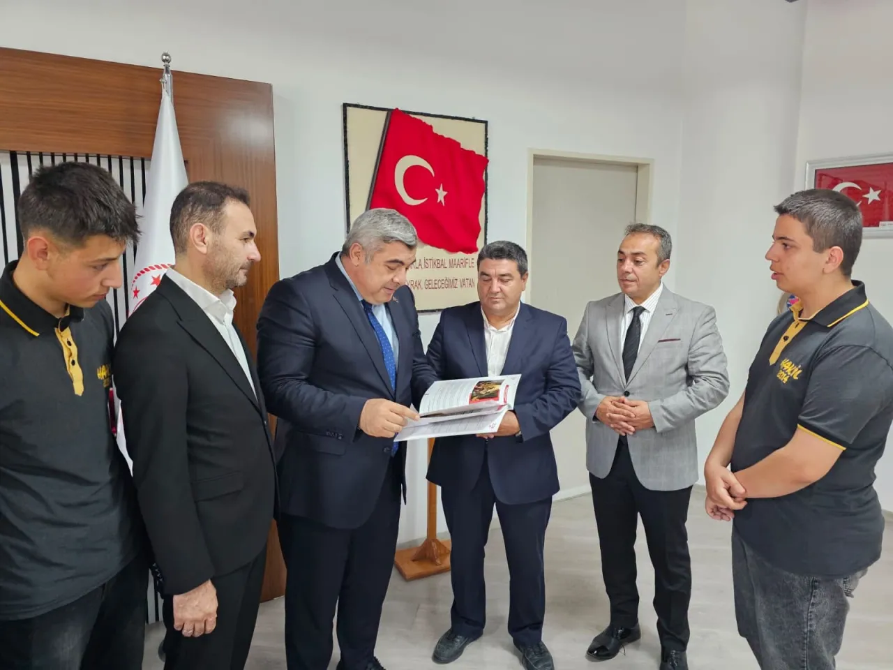 Çıkardıkları Dergiyi Müdür Sünnetçi'ye Armağan Ettiler 2