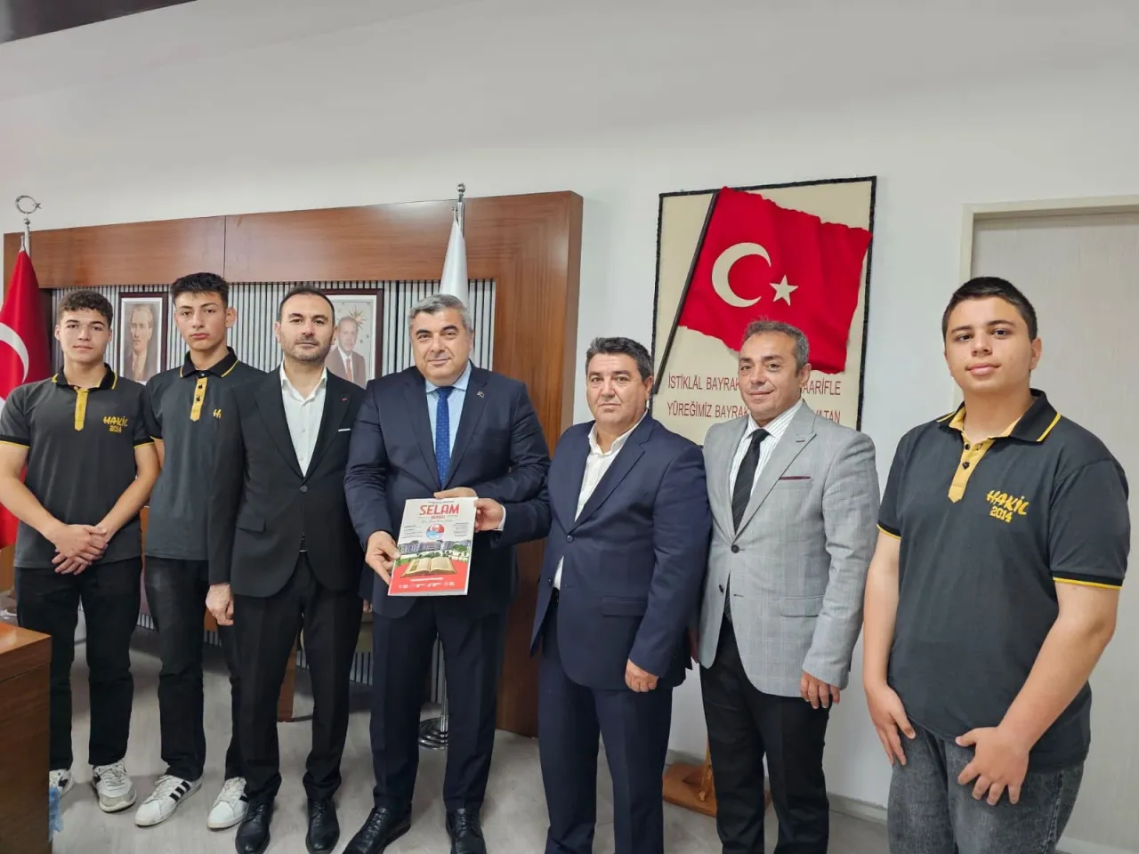 Çıkardıkları Dergiyi Müdür Sünnetçi'ye Armağan Ettiler 3