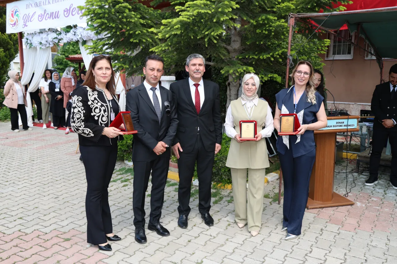 Dinar Protokolü Yıl Sonu Sergisinde Buluştu 6