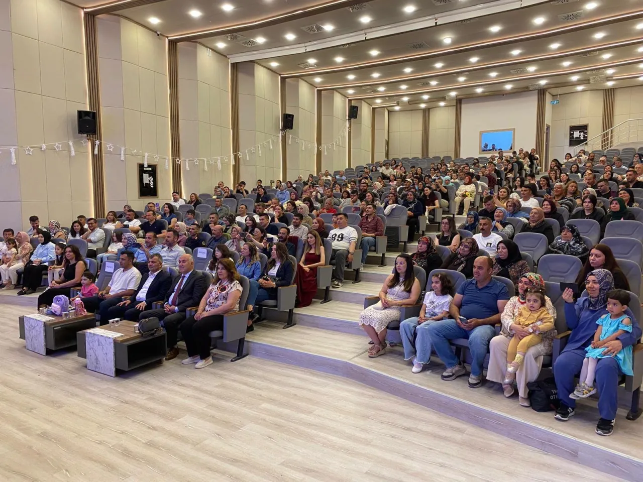 Emirdağ’da Miniklerin Mezuniyet Coşkusu 3