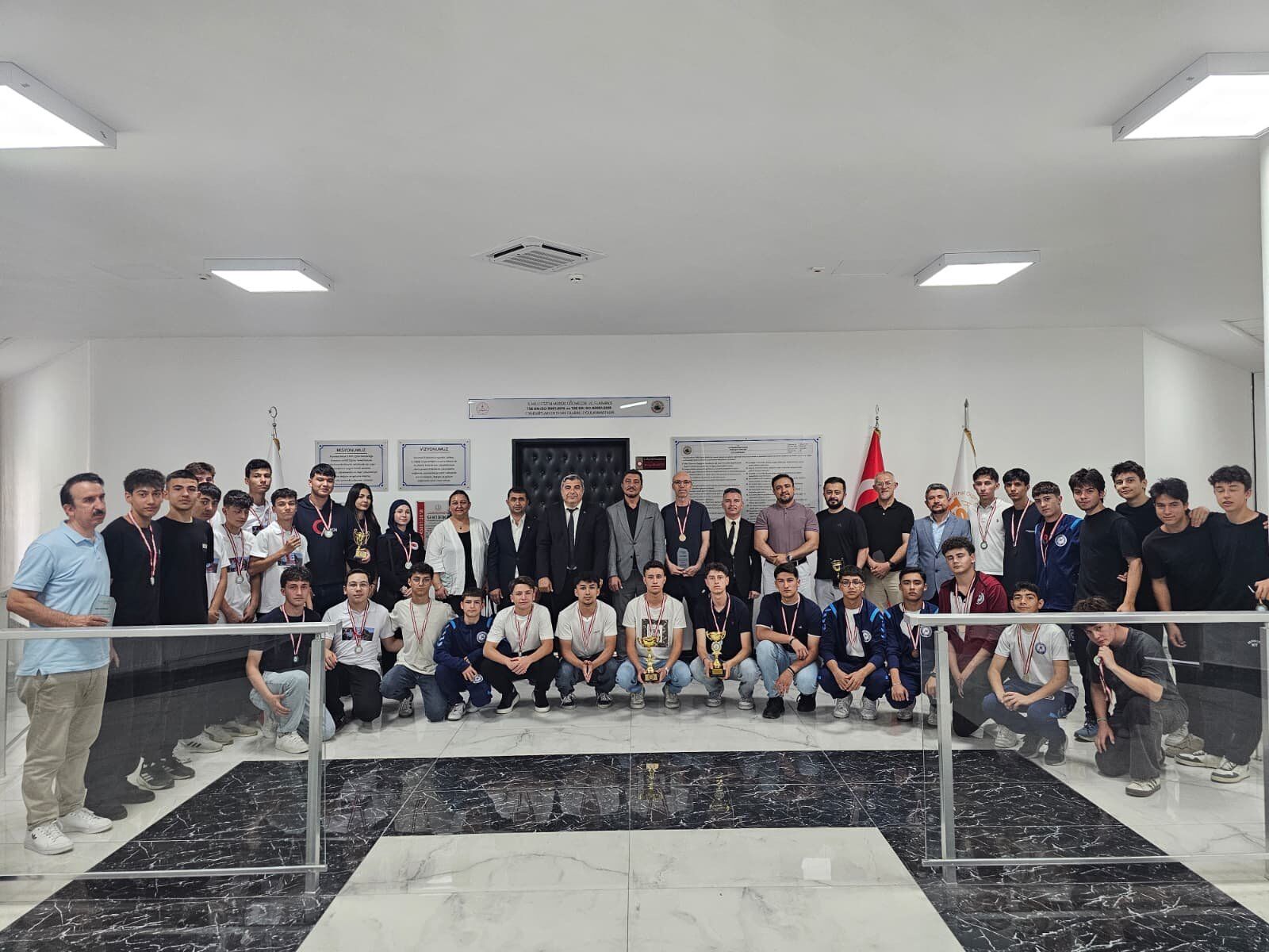Gençli̇g Futbol Turnuvası'nda Ödüller Sahiplerini Buldu...1
