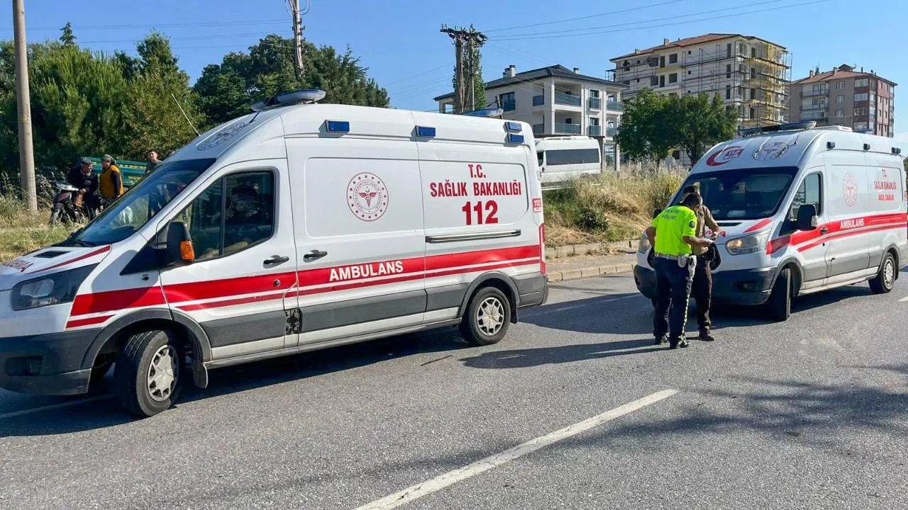 İki Otomobil Ve Bir Traktör Çarpıştı 1