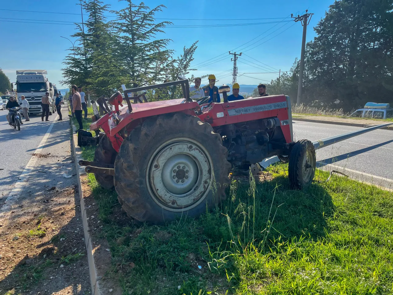 İki Otomobil Ve Bir Traktör Çarpıştı 2