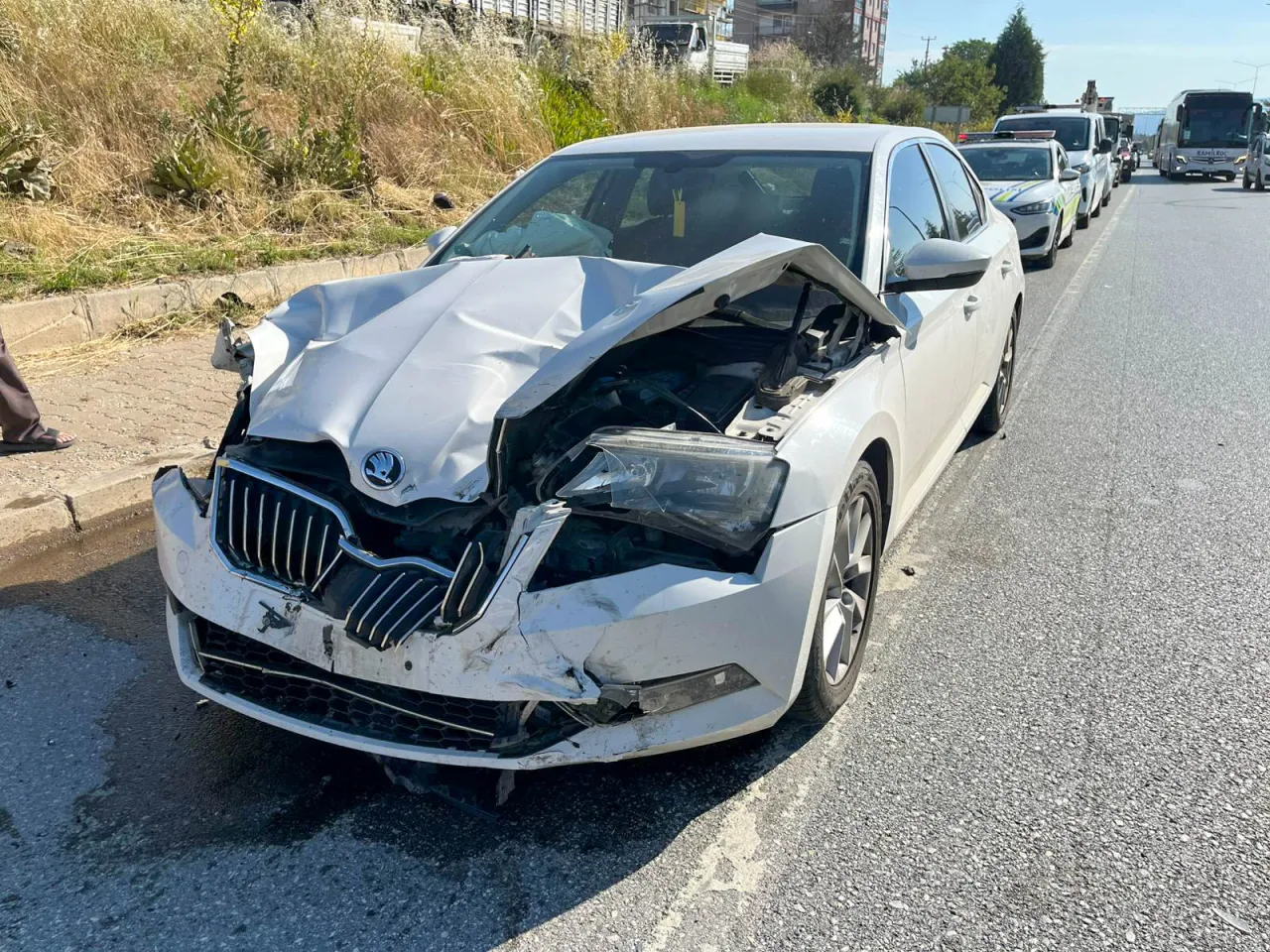 İki Otomobil Ve Bir Traktör Çarpıştı 3