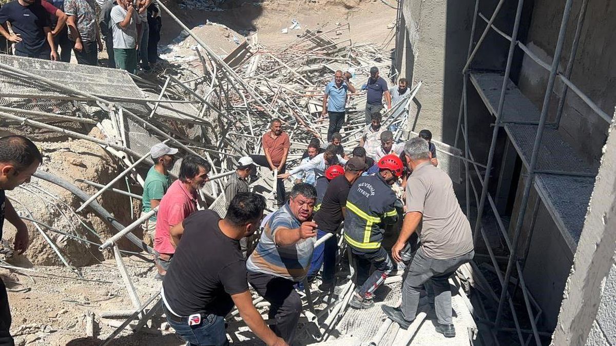 İnşaat iskelesi çöktü, 3 işçi öldü