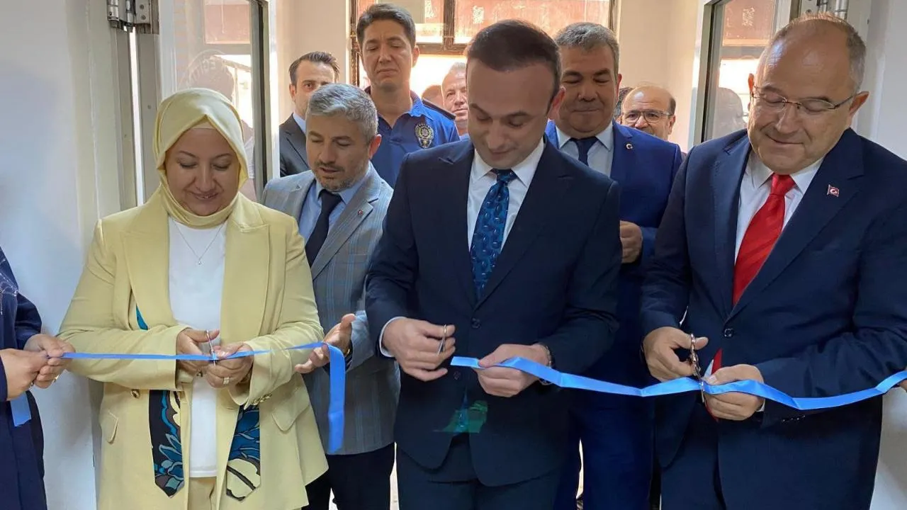 Kaymakam Ve Belediye Başkanı Kurdele Kesti 1