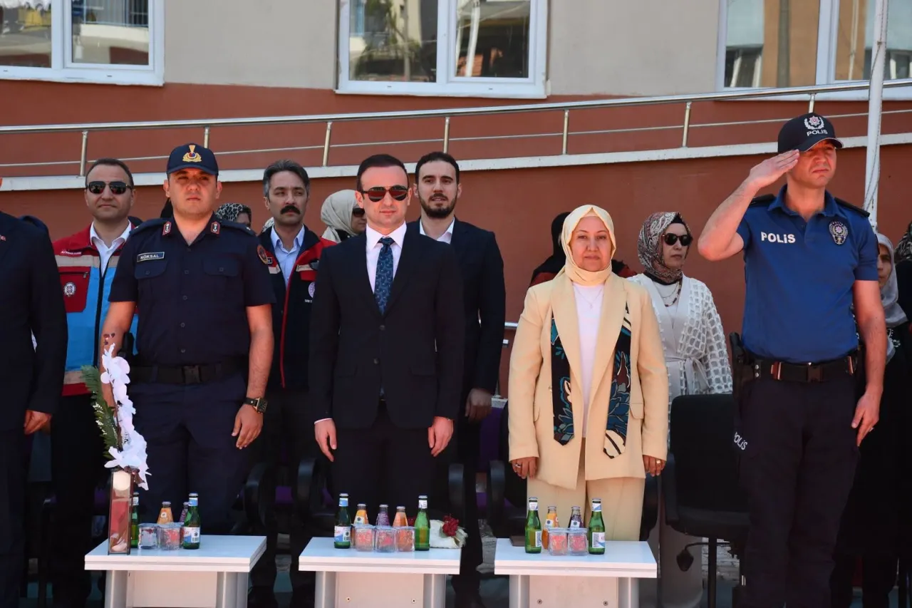 Kaymakam Ve Belediye Başkanı Kurdele Kesti 3
