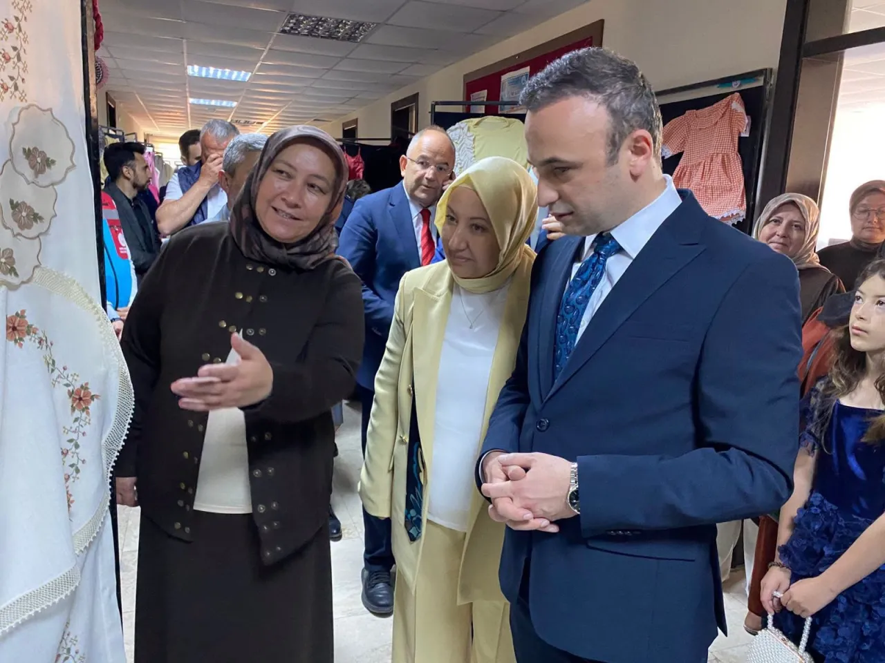 Kaymakam Ve Belediye Başkanı Kurdele Kesti 4