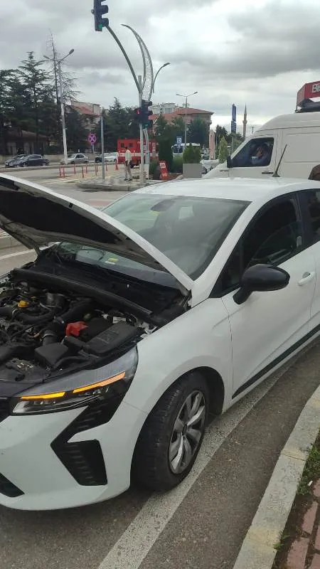 Motor Kaputuna Sıkışan Minik Kedi Kurtarıldı 2
