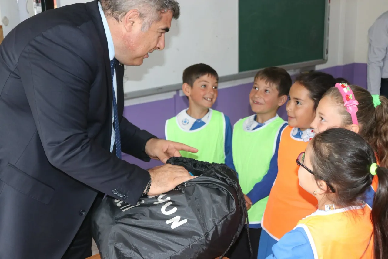 Müdür Sünnetci Öğrencilere Geleneksel Oyunlar Hediye Etti 2