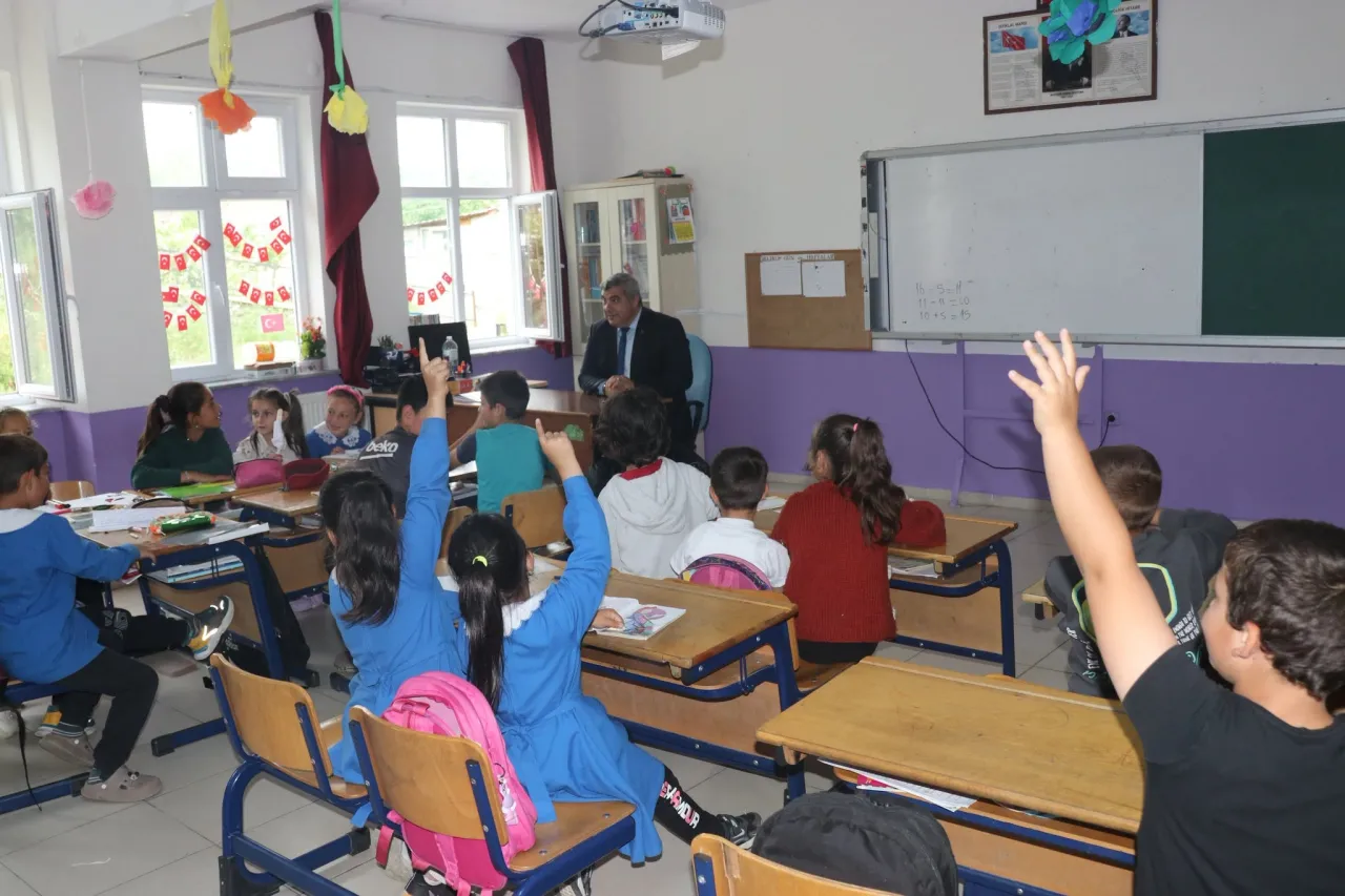 Müdür Sünnetci Öğrencilere Geleneksel Oyunlar Hediye Etti 3