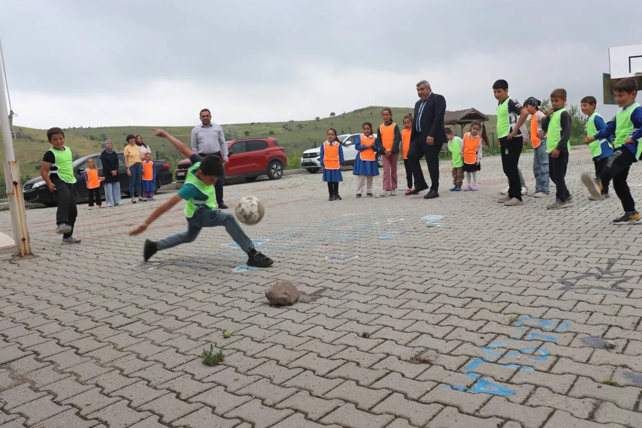 Müdür Sünnetci Öğrencilere Geleneksel Oyunlar Hediye Etti 4