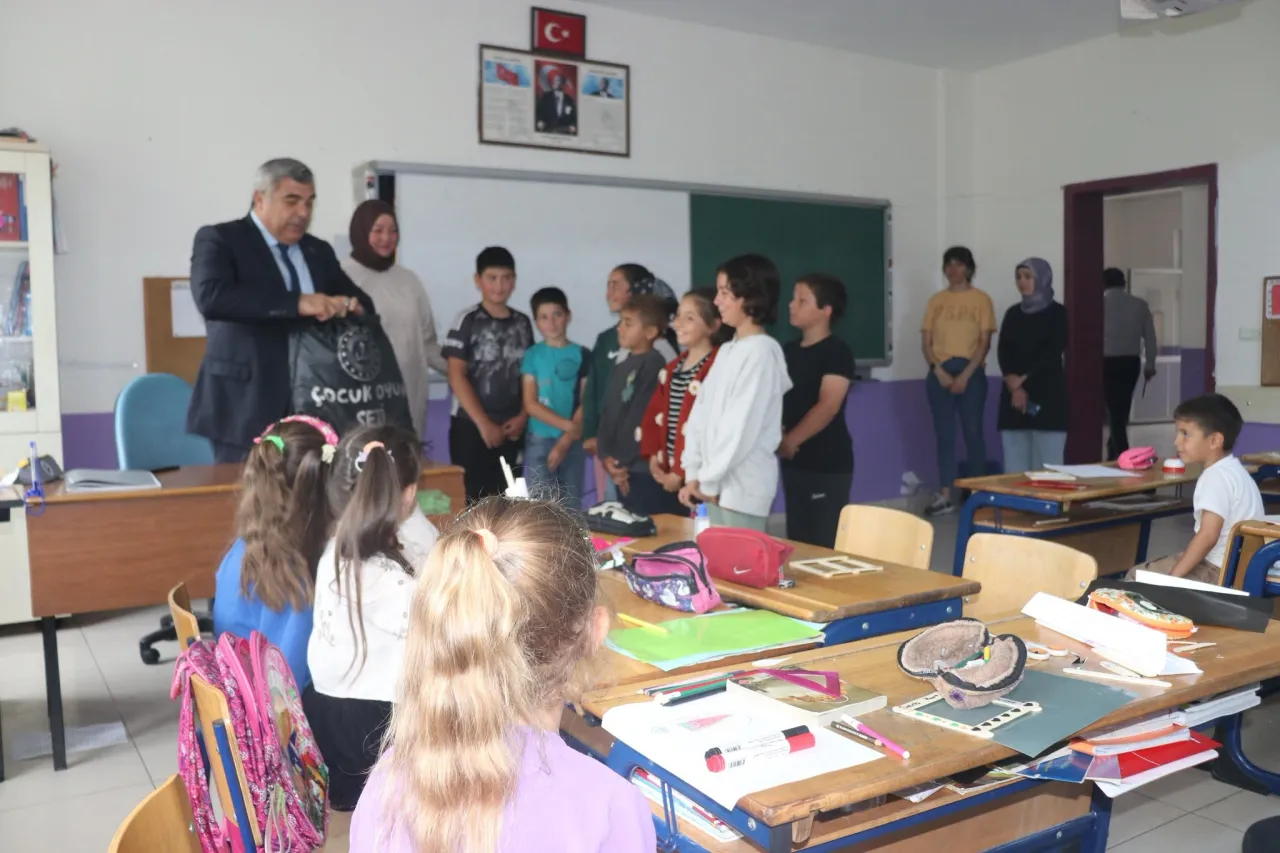 Müdür Sünnetci Öğrencilere Geleneksel Oyunlar Hediye Etti 6