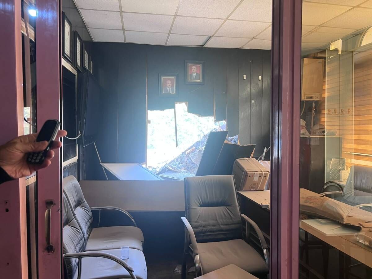 Otel Yıkılırken Esnafın Duvarları Çöktü2