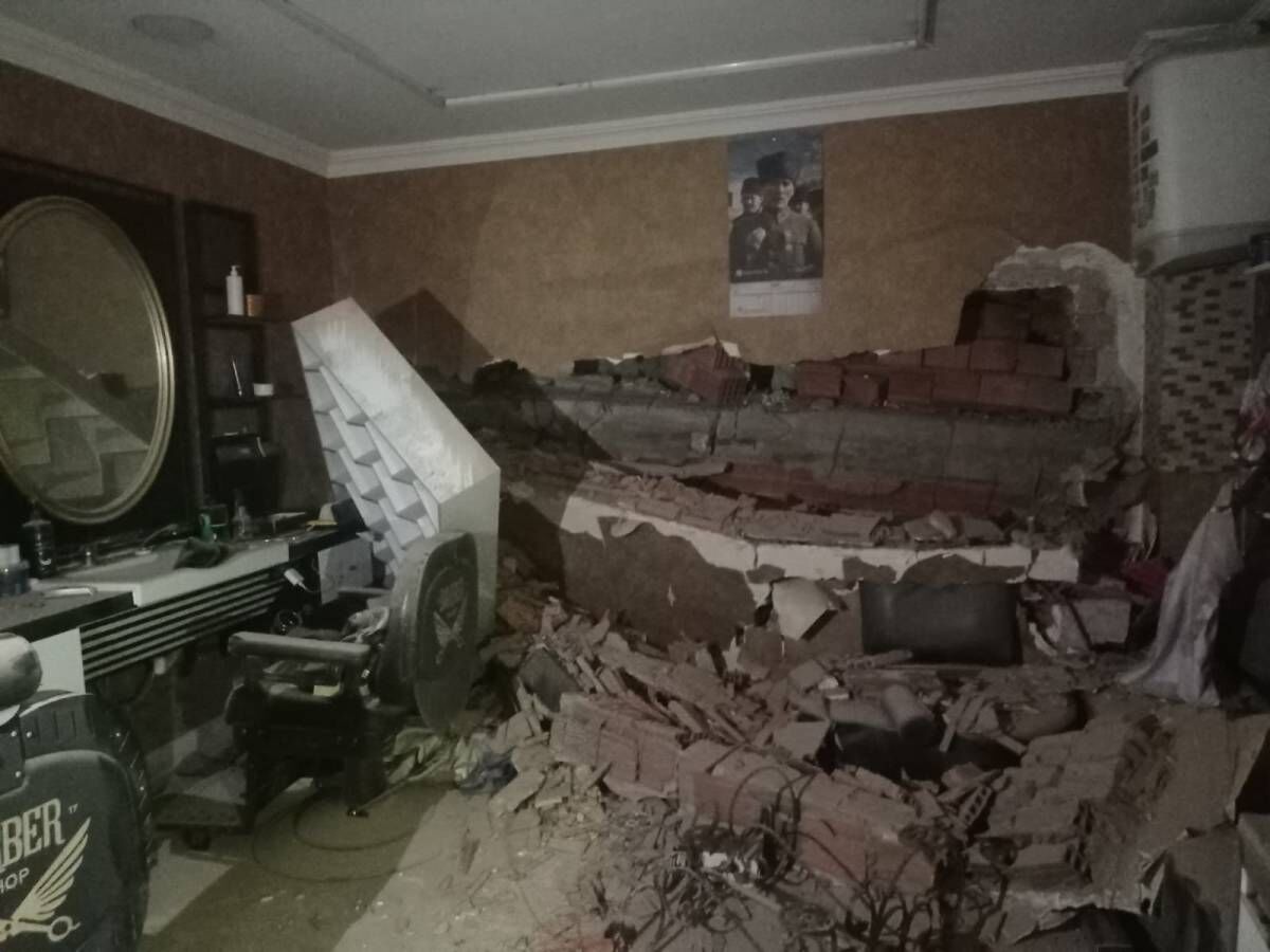 Otel Yıkılırken Esnafın Duvarları Çöktü3