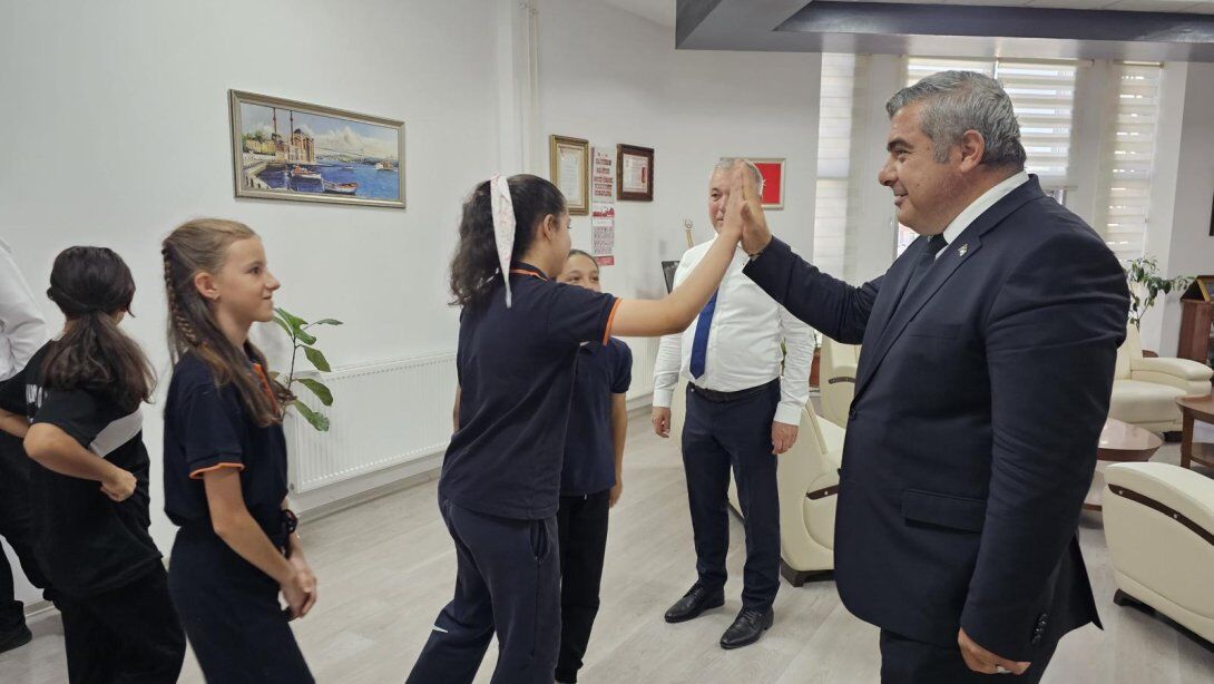 Şampiyon Öğrencilerden Müdür Sünnetci’ye Ziyaret (2)