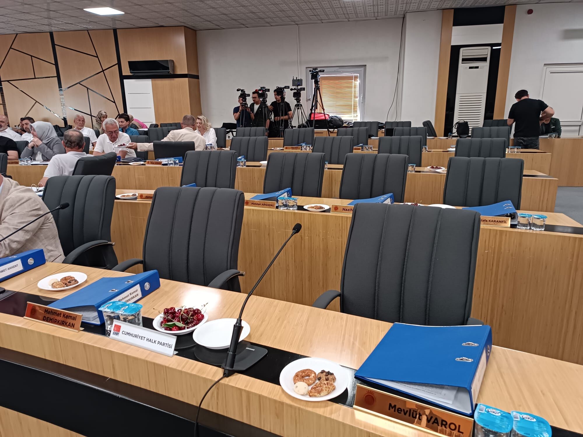 Chp'li Meclis Üyeleri Toplantıya Katılmadı (2)