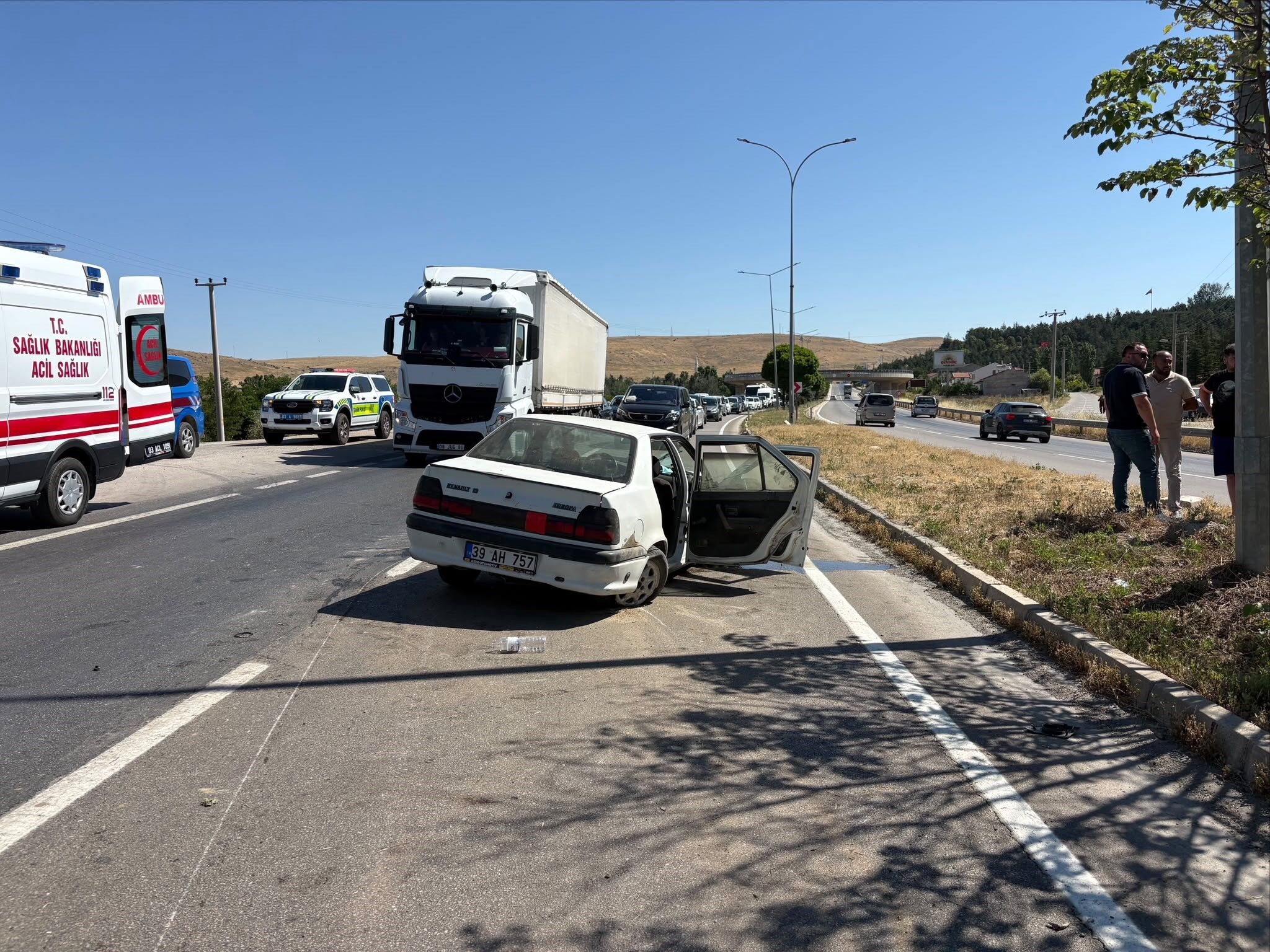 Kontrolden Çıkan Otomobil Bariyerlere Çarptı (1)