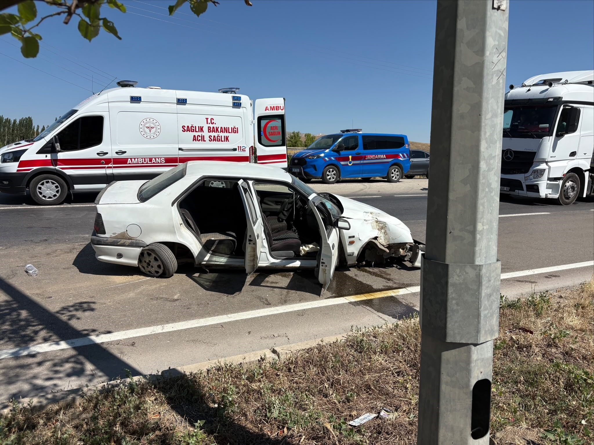 Kontrolden Çıkan Otomobil Bariyerlere Çarptı (2)
