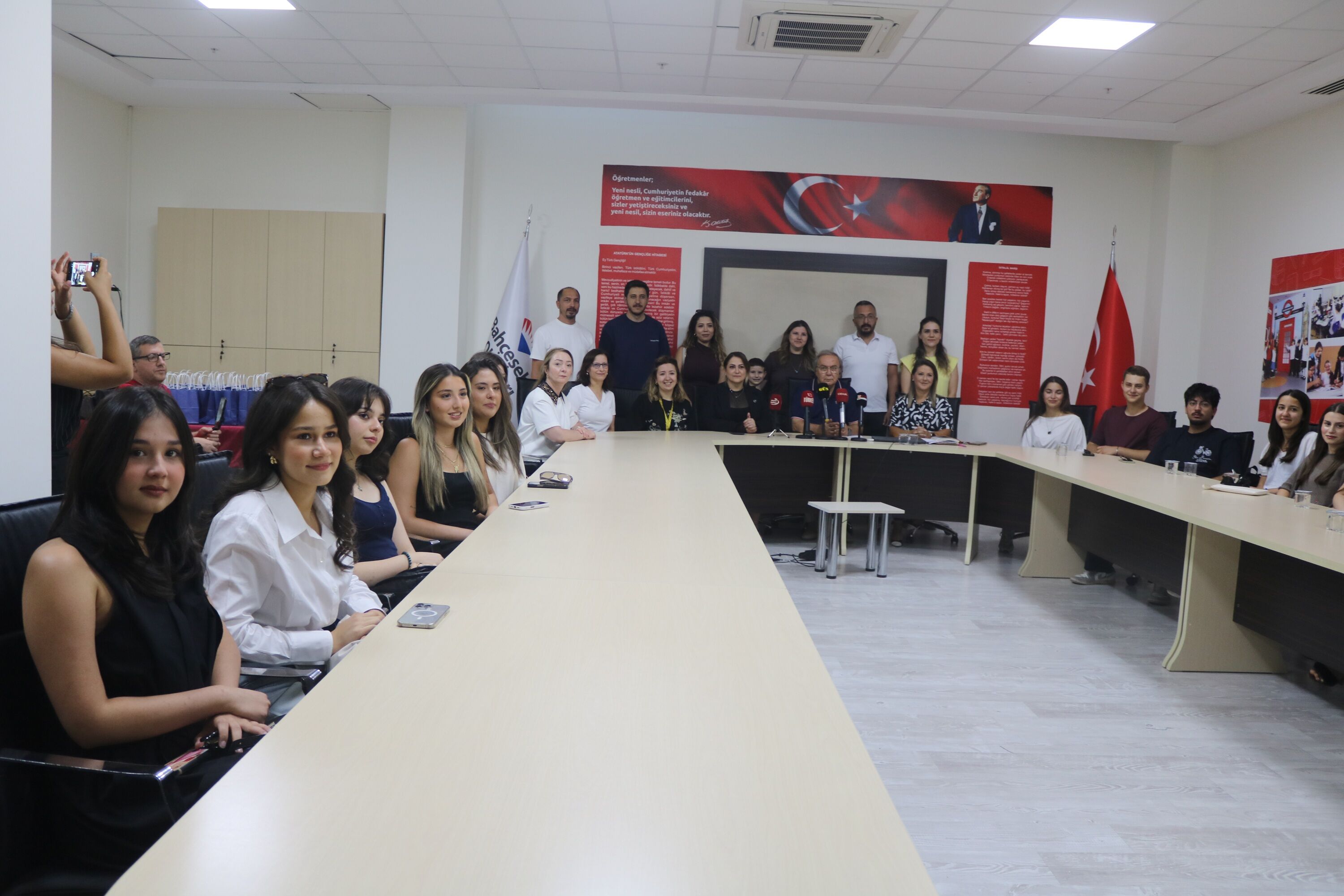 Afyon Bahçeşehir Koleji Mezunlarını Gururla Uğurladı (1)-1