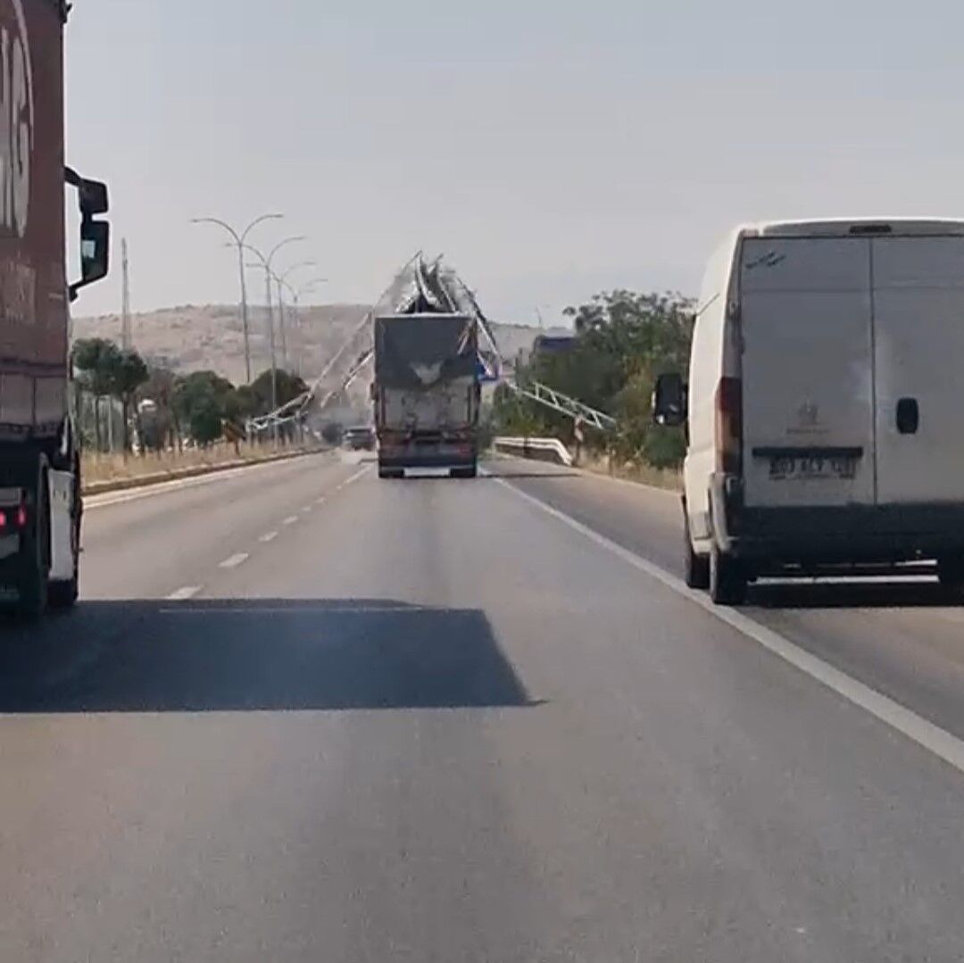 Afyon’da Damperi Açık Kalan Kamyon Yön Levhalarını Yıktı