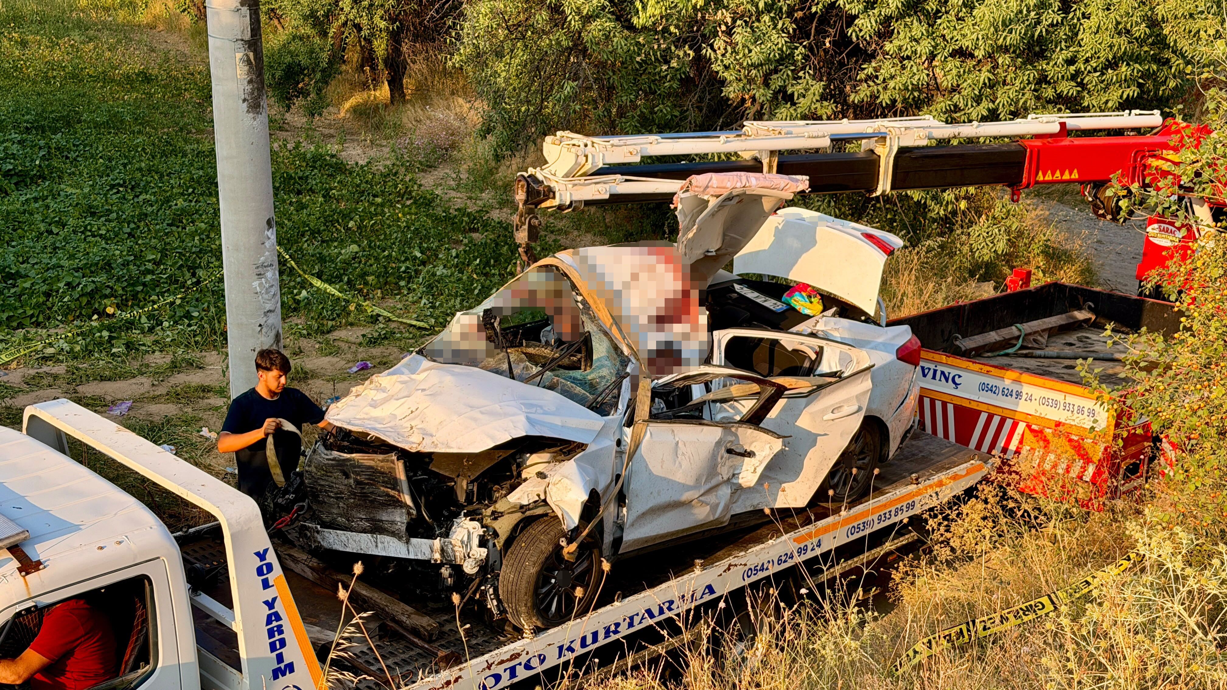 Afyon'da Şarampole Yuvarlanan Araç Can Aldı (1)