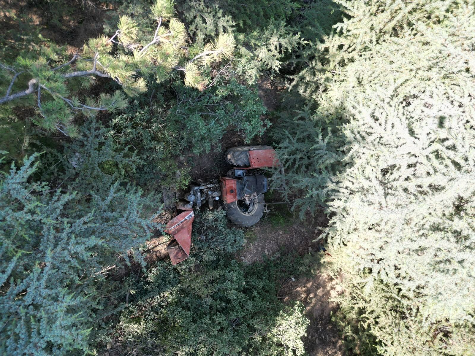 Afyon'da Traktör Uçuruma Yuvarlandı (1)