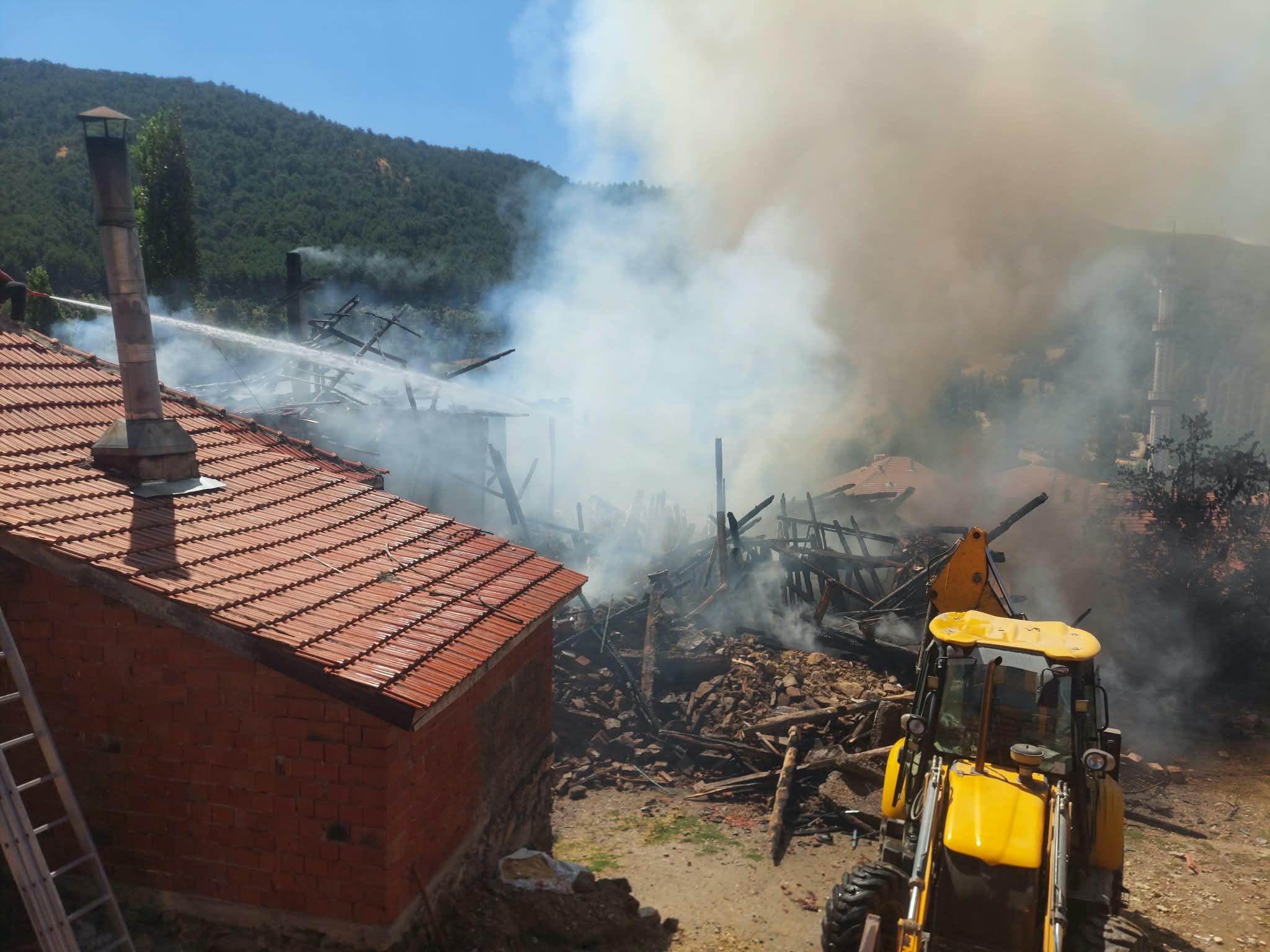 Hocalar Ilçesinde Korkutan Yangın (1)