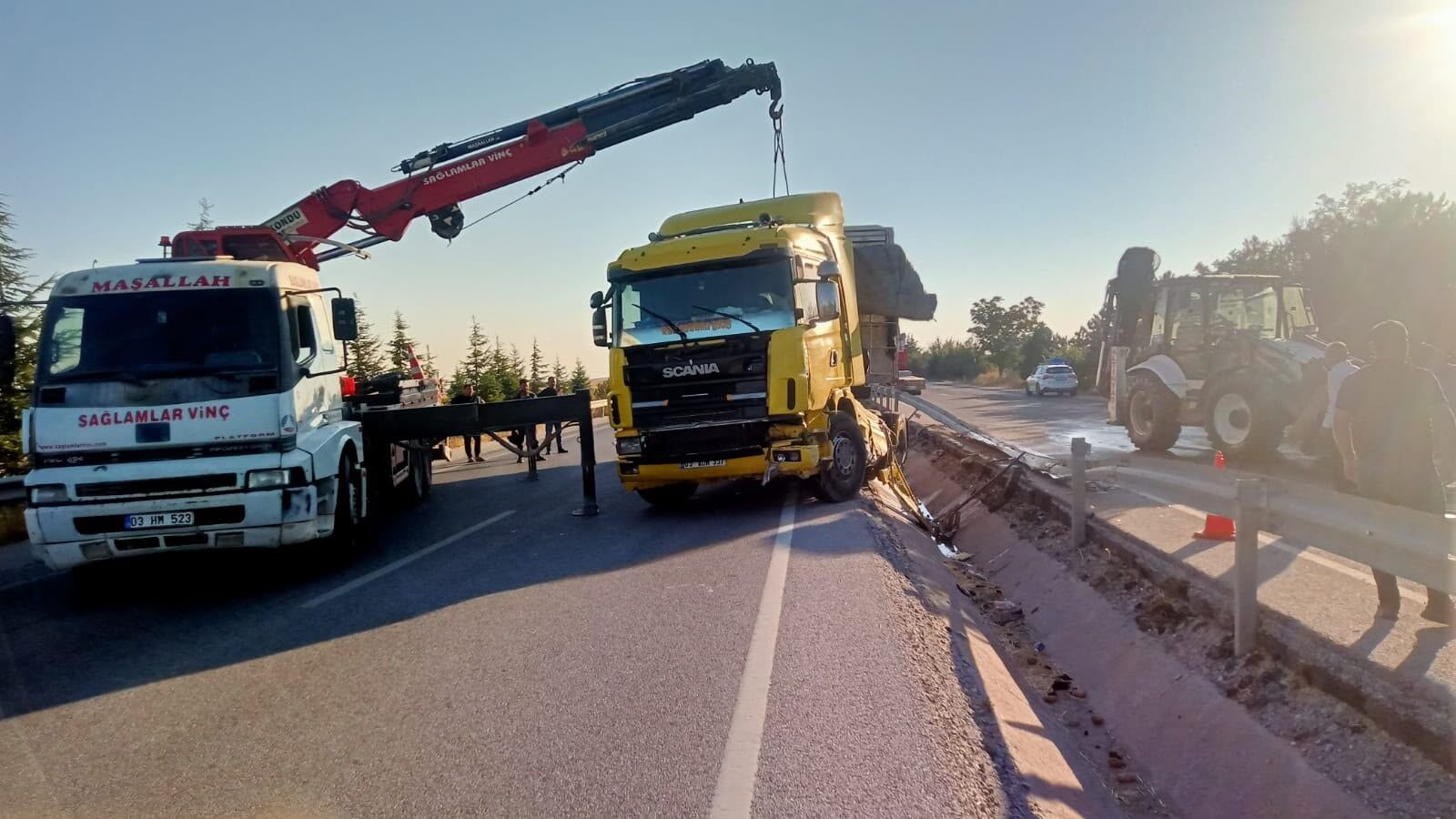 Kontrolden Çıkan Tır Devrildi (1)