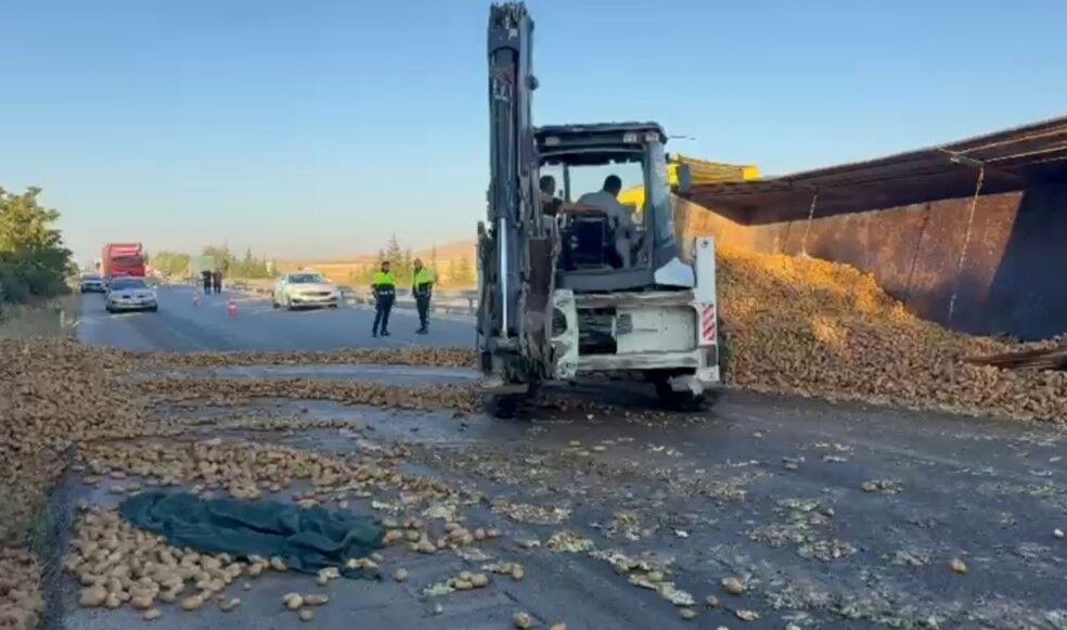 Kontrolden Çıkan Tır Devrildi (2)
