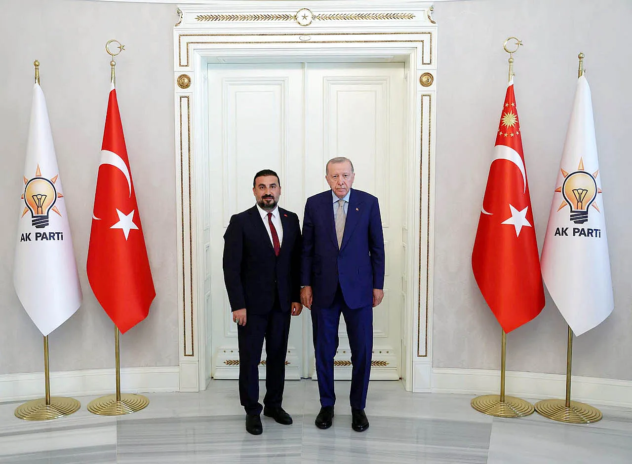 O Z G U R K A V A K K İ M D İ R