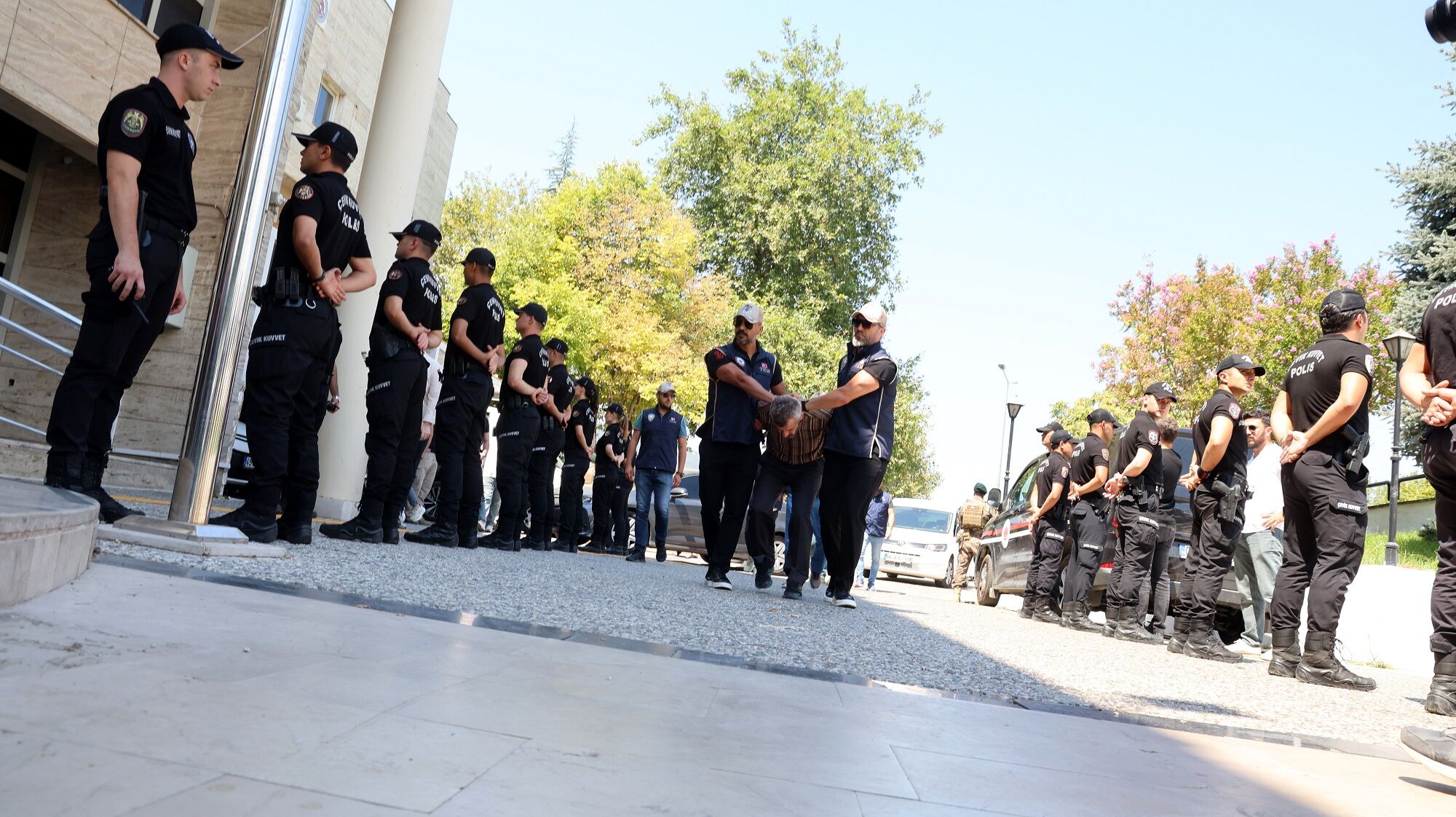 Son Firari Yakalandı Burkay Karatepe Adliyeye Sevk Edildi (2)