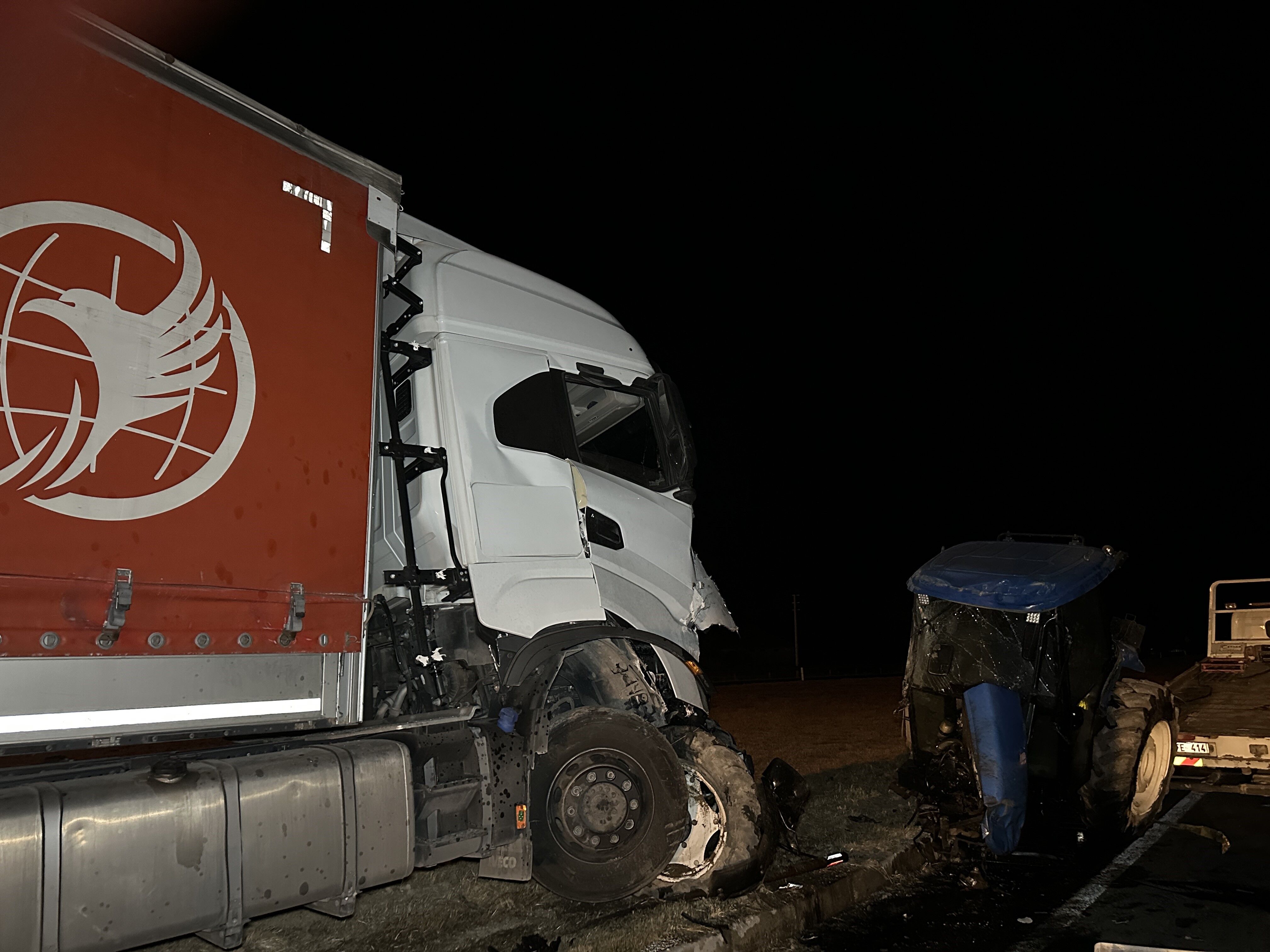 Tır Ile Çarpışan Traktör Iki Parçaya Ayrıldı (2)