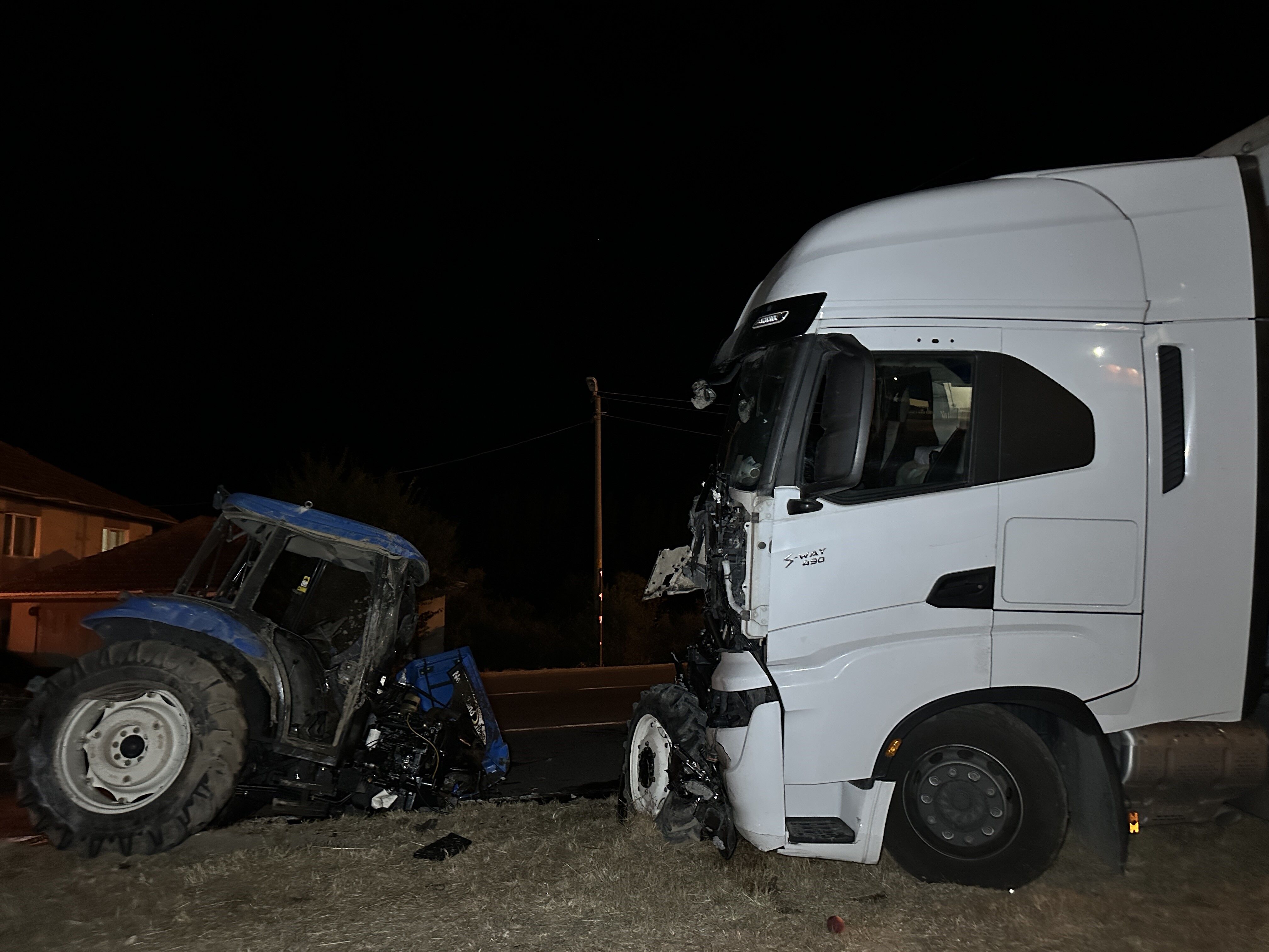 Tır Ile Çarpışan Traktör Iki Parçaya Ayrıldı (3)